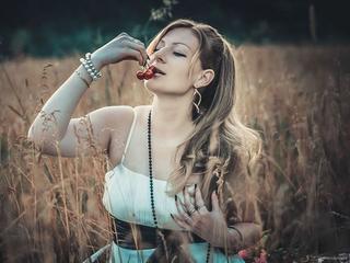 MilenaKene - Blonde with big boobs!